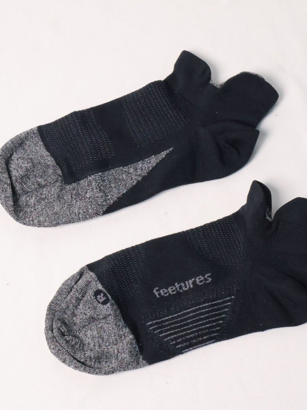 Feetures Ankle Socks Lightweight Running - Size M
